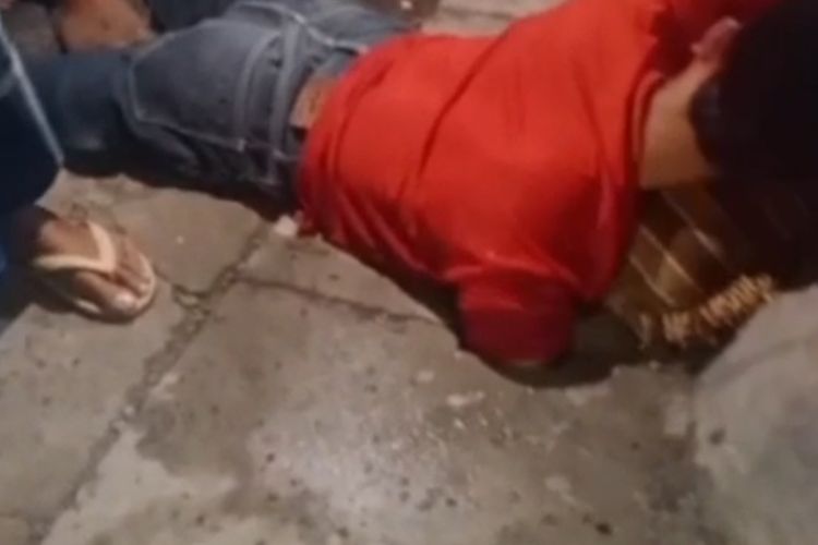 Tangan pemuda terjebak di sela beton, dievakuasi Damkarmat Banyuwangi. 