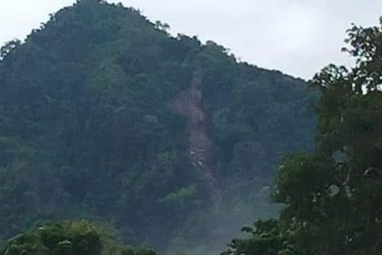 Foto: Longsor gunung Ile Kedeka di Desa Riangkotek, Kecamatan Lewolema, Kabupaten Flores Timur pada Rabu (30/3/2022) sore.