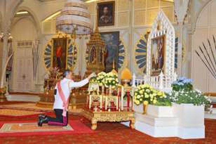 Dokumentasi Kerajaan Thailand, menggambarkan Putra Mahkota Maha Vajiralongkorn memberikan penghormatan kepada almarhum ayahnya, Raja Bhumibol Adulyadej, sesaat setelah dia didaulat menjadi Raja bru Thailand, Kamis (1/12/201).

 