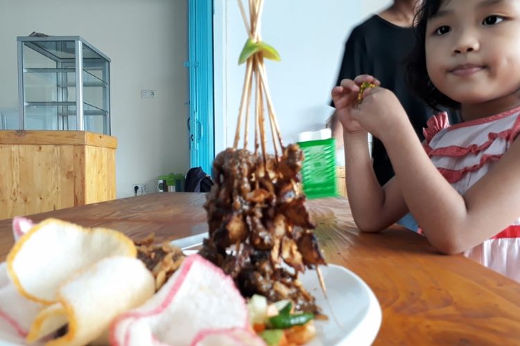 Sate gurita di Dangau Datuk, gerai Kedai Pesonk, Bengkulu, Minggu (24/6/2018).