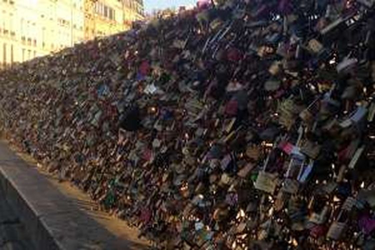 Ribuan gembok di jembatan Pont Des Arts.