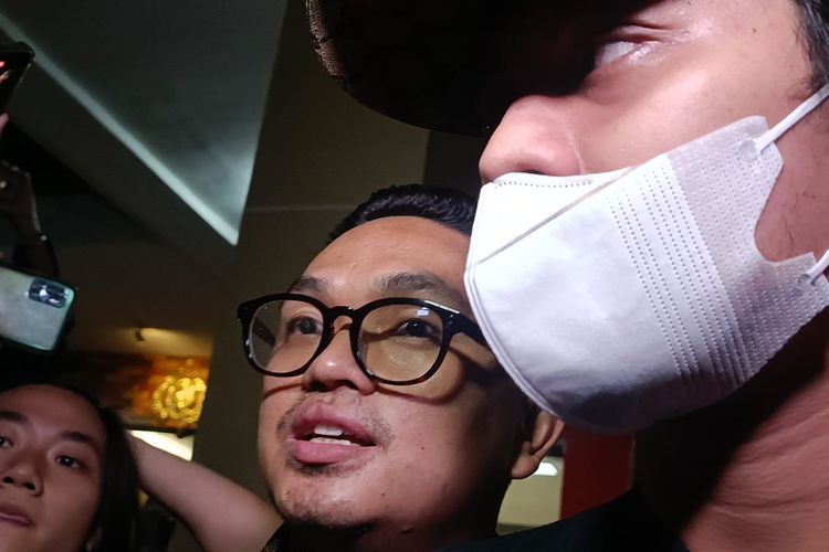 Tersangka Rizky Billar dan kuasa hukumnya, Phillipus Sitepu saat ditemui di Polres Metro Jakarta Selatan, Senin (17/10/2022).