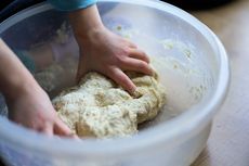 3 Cara Atasi Adonan Roti yang Terlalu Kering