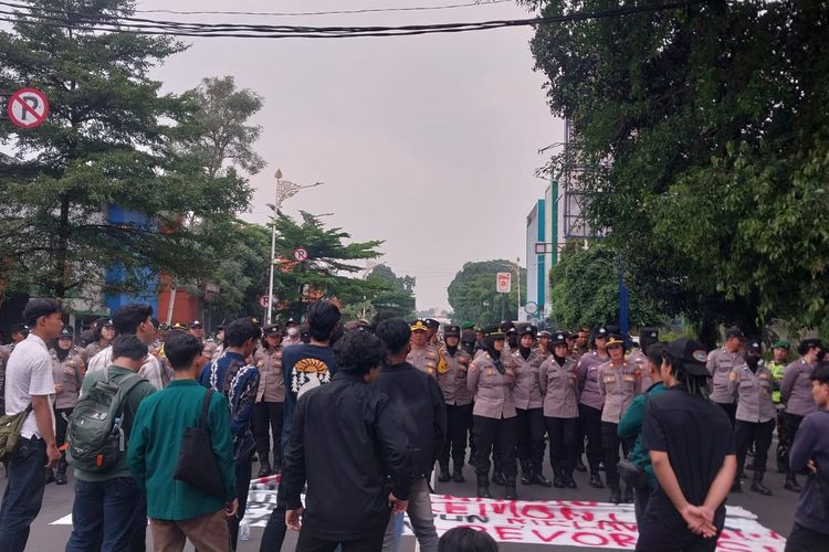 Mahasiswa Demo Turunkan Harga BBM di Bogor, Lalin Jalan Sudirman Ditutup