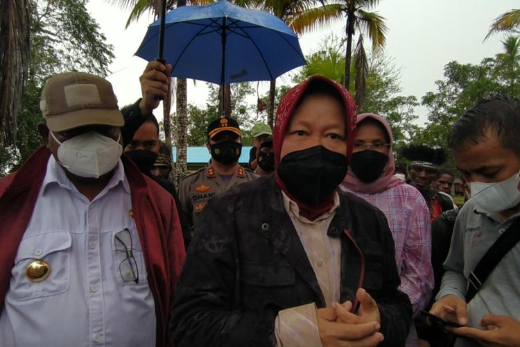 Menteri Sosial (Mensos) Tri Rismaharini di Kampung Amagais, Distrik Derkoumur, Kabupaten Asmat, Papua, Kamis (25/3/2022).