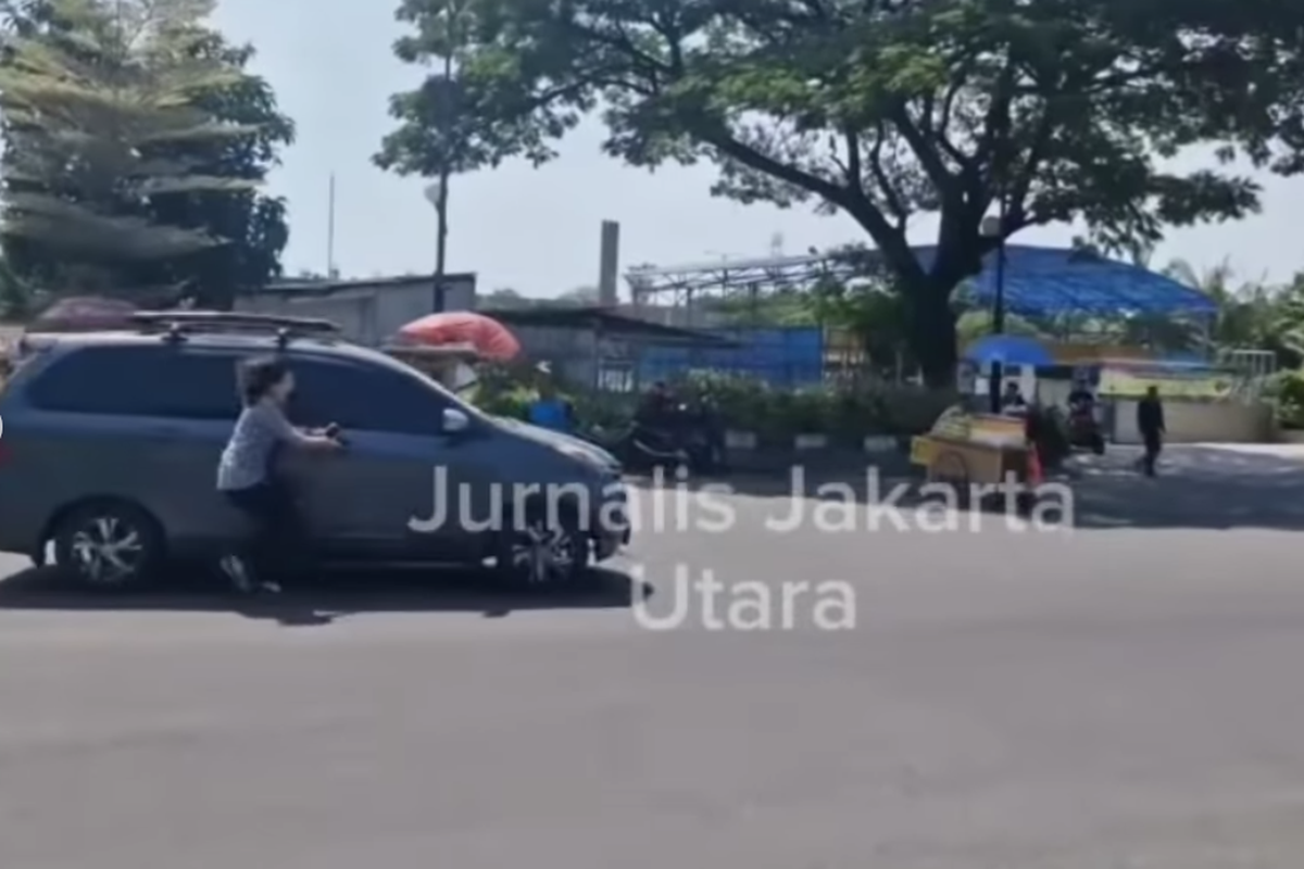 Video aksi seorang wanita mengejar mobil hingga terseret beberapa meter.