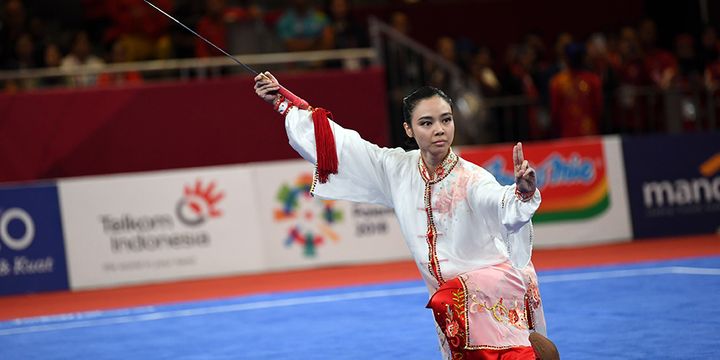 Atlet Indonesia Lindswell beraksi pada nomor Taijijian Putri Wushu Asian Games 2018 di JIExpo, Kemayoran, Jakarta, Senin (20/8/2018). Lindswell mempersembahkan emas kedua bagi kontingen Merah Putih usai berlaga dalam nomor Taijijian, meraih nilai tertinggi dengan total skor 9,75.