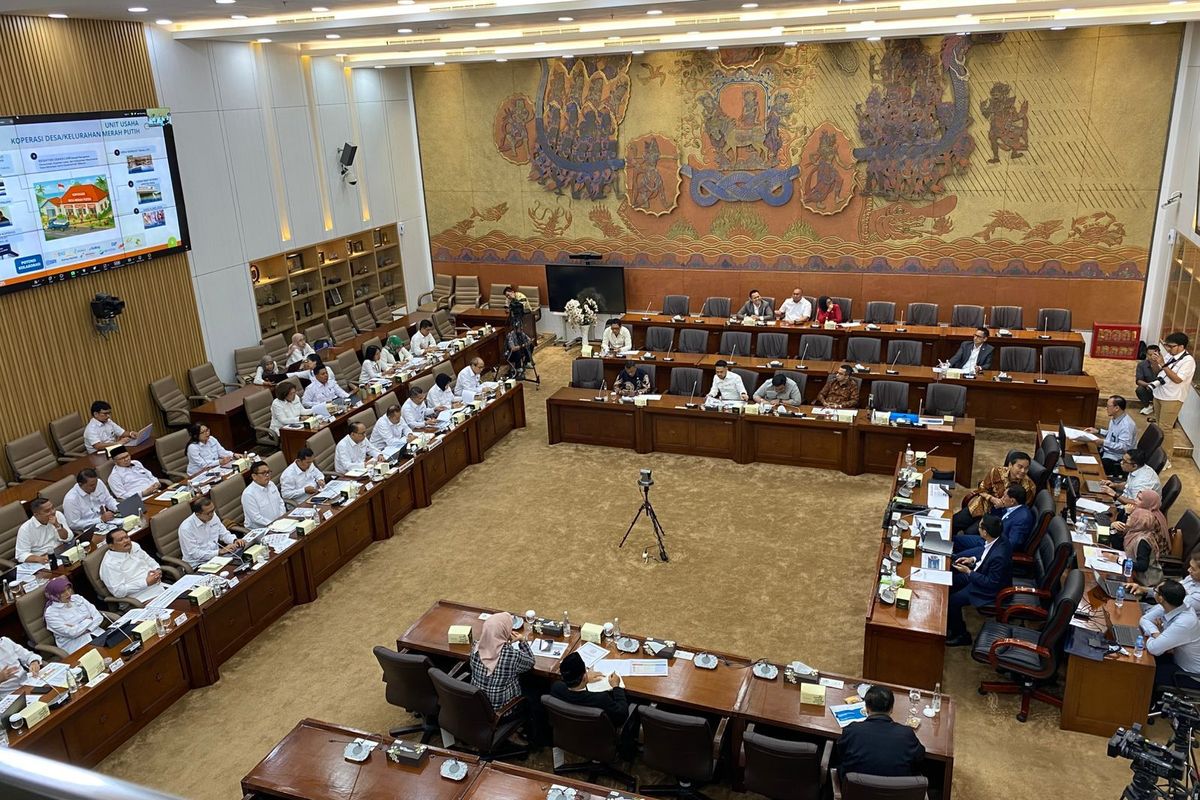 Suasana rapat kerja antara Menkop dengan Komisi VI DPR RI di Kompleks Parlemen, Senayan, Jakarta Pusat, Senin (26/5/2025).