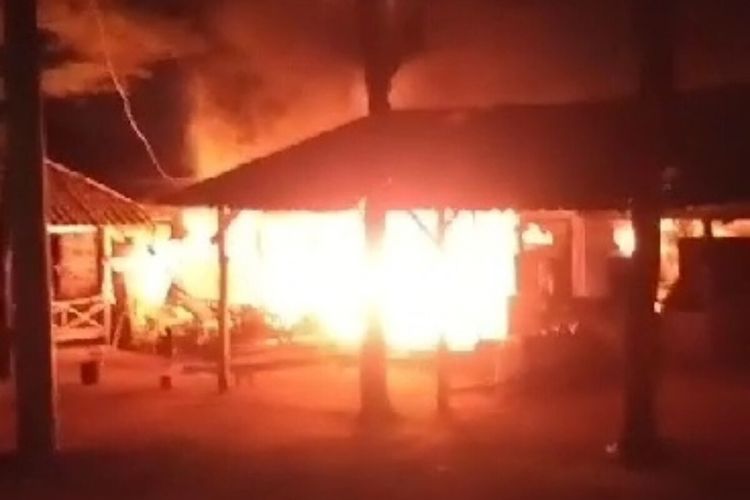 Kebakaran di Pantai Somandeng, Gunungkidul, DI Yogyakarta. Sabtu (19/8/2023)