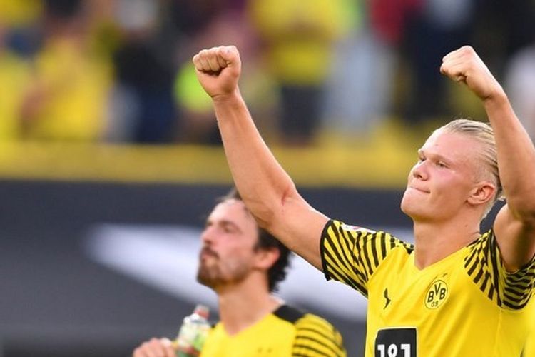 Penyerang Borussia Dortmund merayakan kemenangan timnya atas Eintracht Frankfurt pada pekan perdana Bundesliga musim 2021-2022.