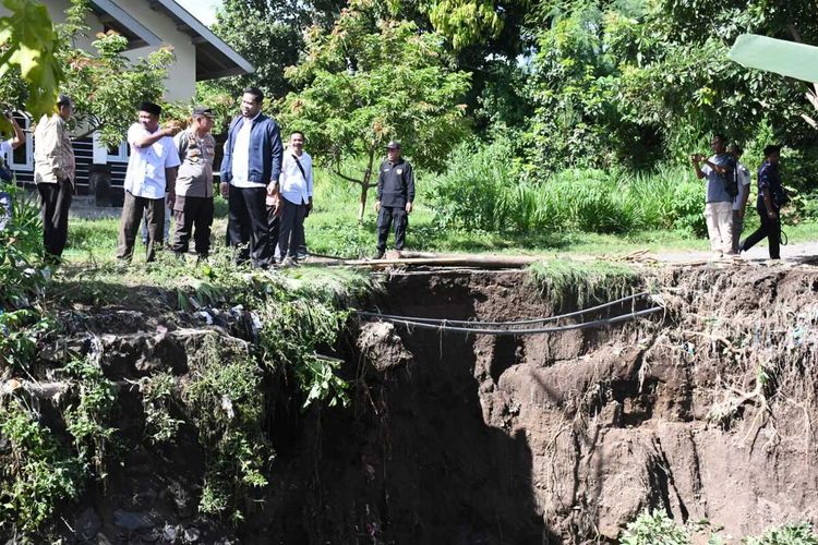 Kondisi salah satu jalan yang rusak akibat banjir bandang di Lombok Utara.