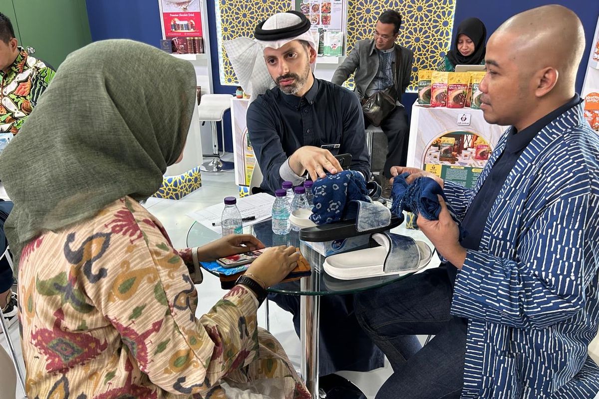 UMKM batik Indonesia Apikmen mampu memasarkan produknya di berbagai pameran internasional.