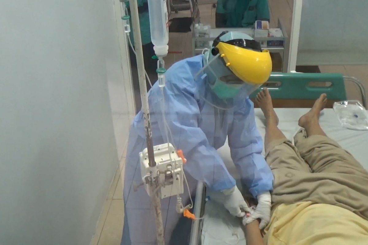 Perawat dengan pakaian khusus, merawat satu orang pasien yang diisolasi di RSUD Dokter Iskak Tulungagung Jawa Timur (14/03/2020)