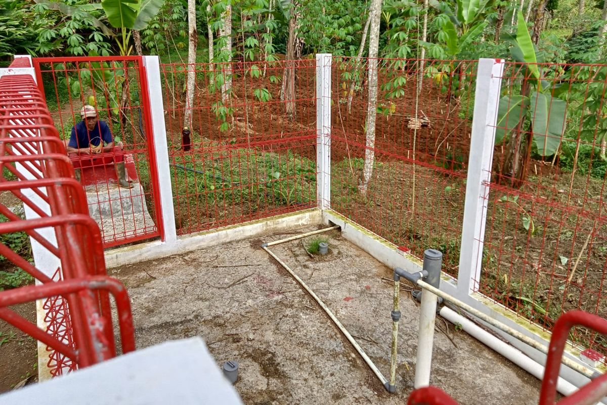 Warga Desa Bantar, Kecamatan Wanayasa, Kabupaten Banjarnegara, Jawa Tengah (Jateng), Partomi (61), beraktifitas di sekitar sumber gas rawa yang telah dimanfaatkan sebagai energi alternatif pengganti elpiji sehari-hari, Kamis (22/6/2023).
