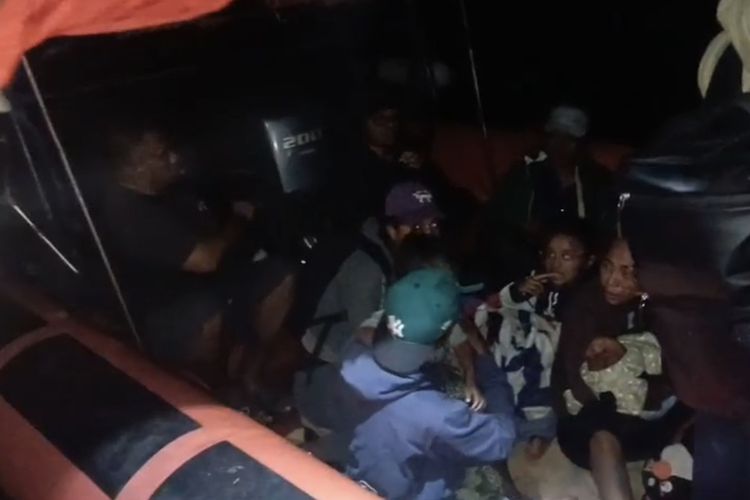 Kapal Mati Mesin dan Terombang-ambing di Laut Aru, 14 Penumpang Menunggu Towing