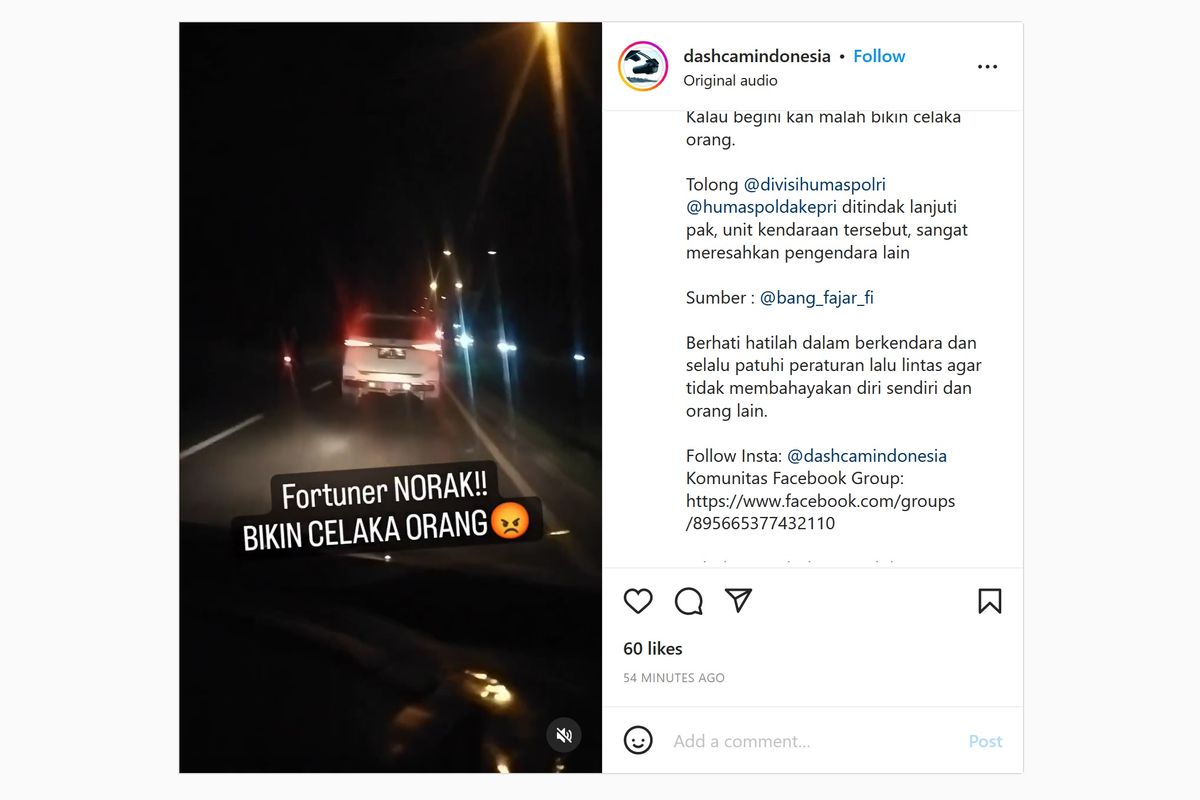 Pengemudi Toyota Fortuner kembali jadi sorotan di media sosial. Mobil sport utility vehicle itu viral karena memasang lampu sorot LED warna putih di bagian belakang mobil.