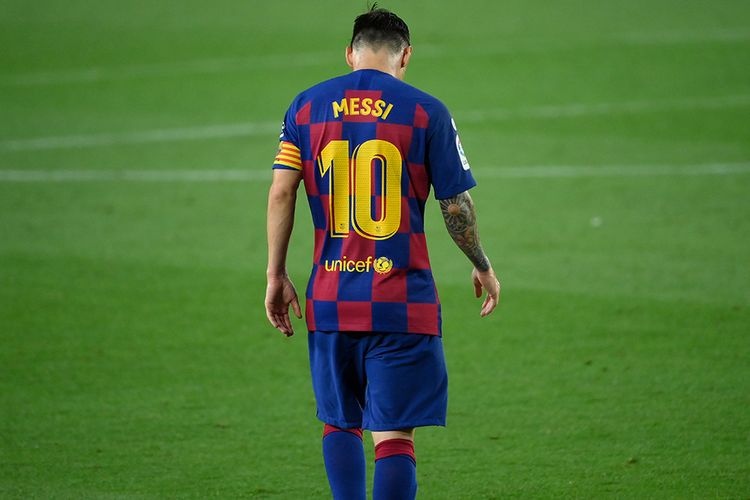 Bintang Barcelona Lionel Messi berjalan menunduk saat laga timnya melawan CA Osasuna di Stadion Camp Nou di Barcelona, Spanyol, Kamis (16/7/2020). Barcelona menelan kekalahan 1-2 kontra tim papan tengah, Osasuna, sementara Real Madrid berhasil keluar sebagai juara Liga Spanyol setelah menang 2-1 melawan Villarreal di Stadion Alfredo di Stefano, Valdebebas.