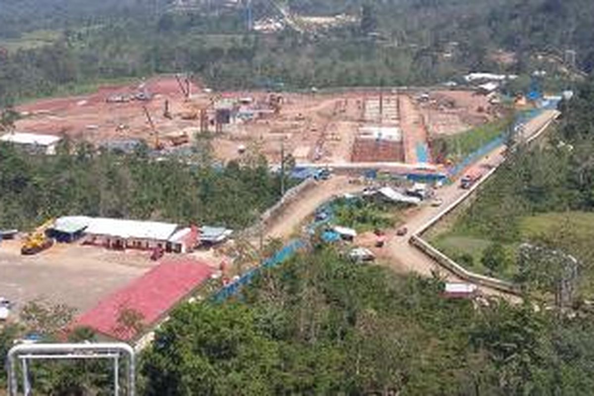 Proyek pembangunan pembangkit listrik tenaga panas bumi (PLTP) Unit III dan IV milik PT Pertamina Geothermal Energy di Ulubelu, Kabupaten Tanggamus, Provinsi Lampung, Senin (17/8/2015).