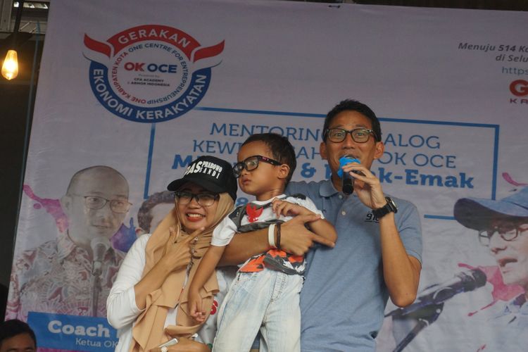 Sandiaga Uno saat mengisi acara Mentoring dan Dialog Kewirausahaan OKE OCE Millenials dan Emak-Emak di Lapak Ngopi, Jalan Panatayudha I, Kelurahan Nagasari, Kecamatan Karawang Barat, Kabupaten Karawang, Senin (18/2/2019).
