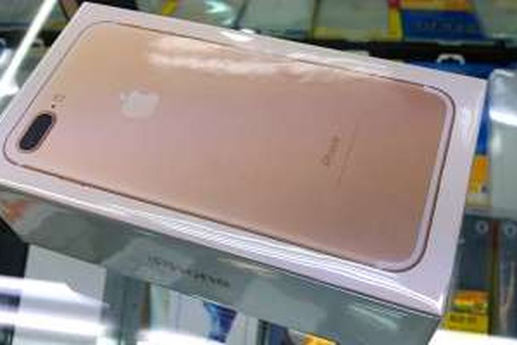 iPhone 7 Plus varian warna gold 128 GB yang ditunjukkan ke KompasTekno oleh salah satu pedagang di pusat perbelanjaan ITC Kuningan, Jakarta, Rabu (21/9/2016). iPhone 7 dan iPhone 7 Plus yang beredar di sini merupakan barang non-resmi.