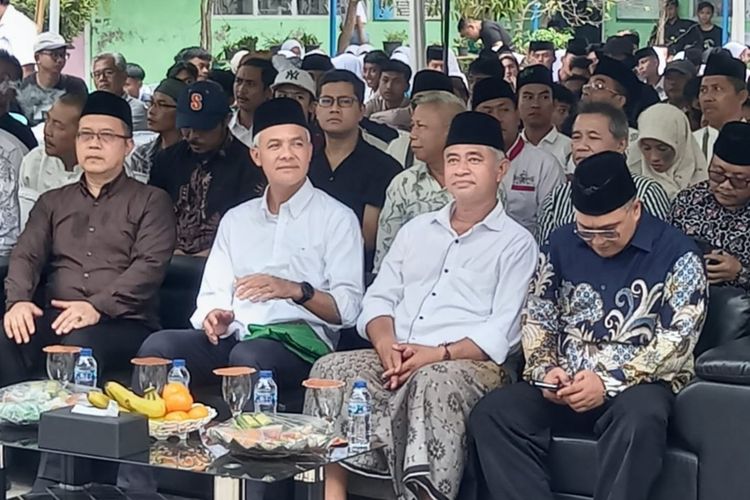 Capres PDI Perjuangan Ganjar Pranowo bersama Ketua DPC PDI Perjuangan Muslim saat berkunjung ke Institut Nahdlatul Ulama (INU) Tasikmalaya, Jawa Barat, Selasa (10/10/2023).