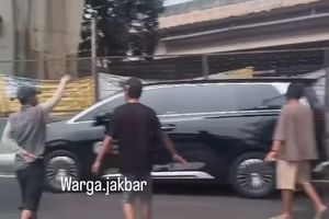 Exit Tol Rawa Buaya Jakbar Dikuasai Pak Ogah, Pengendara yang Keluar Jadi Sasaran