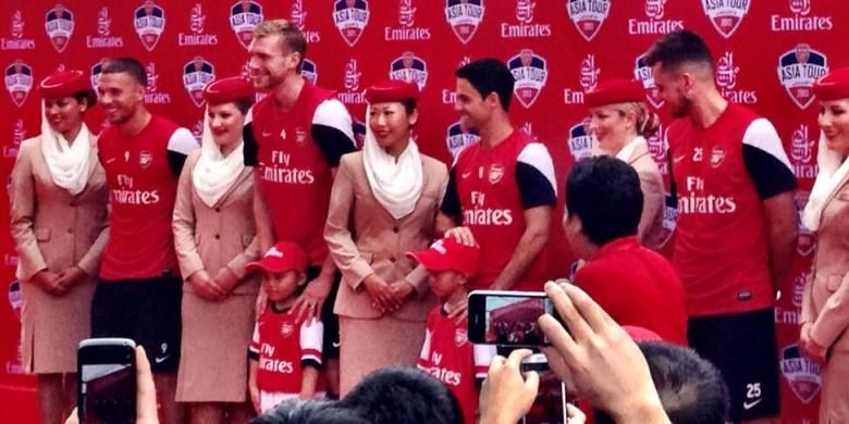 Kelima pemain Arsenal (dari kiri ke kanan), Lukas Podolski, Per Mertesacker, Mikel Arteta, Carl Jenkinson, dan Bacary Sagna (tak ada digambar), akan memberikan coaching clinic di Stadion Utama Gelora Bung Karno, Senayan, Minggu (13/7/2013) sore.