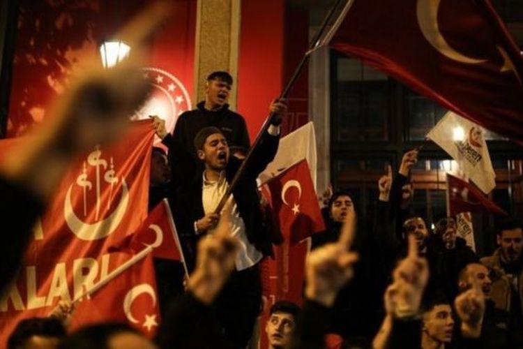 Demonstrasi untuk mendukung Turkiye di dekat Kedutaan Besar Swedia di Ankara pada Minggu (22/1/2023).