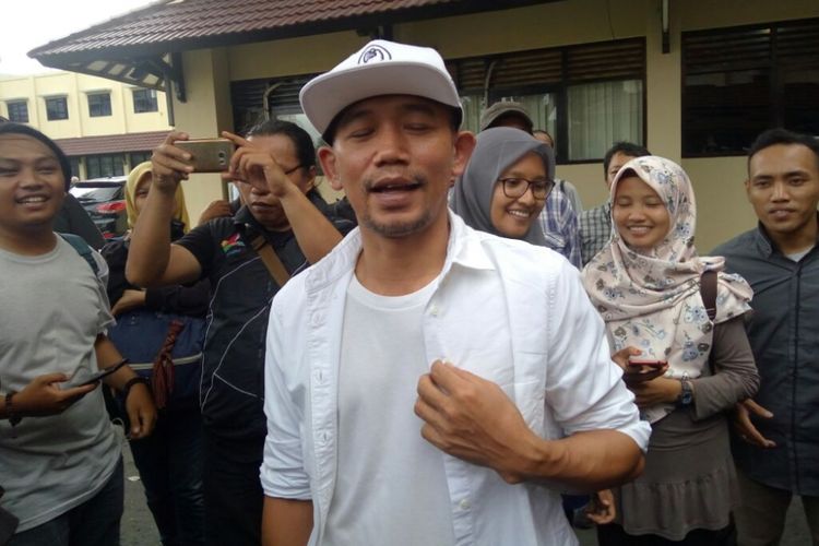 Pencipta lagu Jogja Istimewa Moh. Marjuki saat berada di Mapolda DIY untuk membuat laporan terkait lirik lagu yang di ubah dan digunakan untuk mendukung Paslon Capres dan Cawapres nomor urut 2 