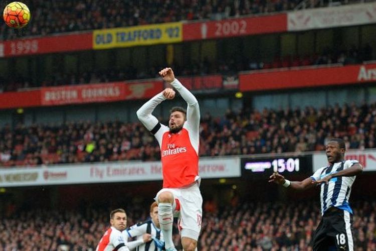 Penyerang Arsenal, Olivier Giroud (tengah), berupaya menanduk bola pada laga lanjutan Premier League kontra Newcastle United di Stadion Emirates, Sabtu (2/1/2016).