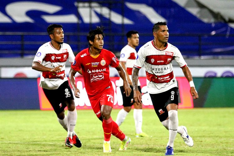 Suasana pertandingan tunda pekan ke-24 Liga 1 yang mempertemukan Persija Jakarta vs Madura United di Stadion Kapten I Wayan Dipta Gianyar pada Kamis (17/3/2022) malam WIB.