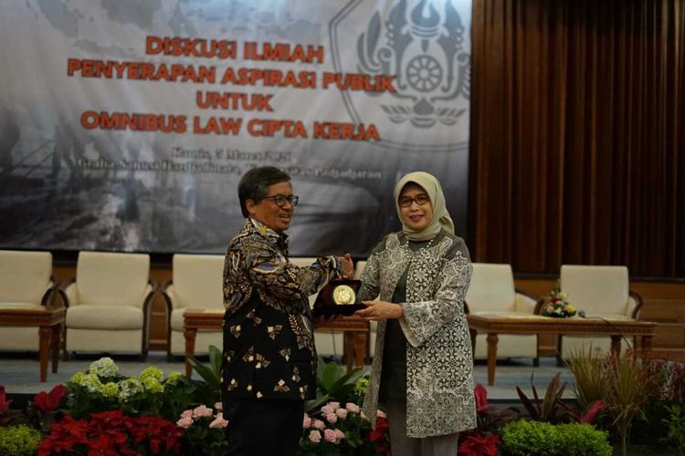 Staff Khusus Menko Perekonomian, Umar Juoro (kiri) bersama Rektor Unpad, Rina Indiastuti (kanan) dalam diskusi terbuka bertajuk Unpad Memberi Manfaat : Aspirasi Untuk Omnibus Law Cipta Lapangan Kerja di Graha Sanusi Hardjadinata,  Kampus Universitas Padjadjaran, Jalan Dipatiukur, Kota Bandung, Kamis (5/3/2020).