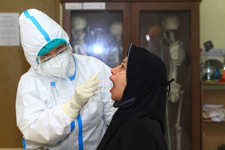 Petugas kesehatan melakukan tes usap (swab test) terhadap guru di SMUN 1 Pontianak, Kalimantan Barat, Kamis (23/7/2020). Dinas Kesehatan Provinsi Kalbar secara bertahap melakukan tes usap dan pemeriksaan kesehatan lengkap terhadap guru dan karyawan di sekolah negeri maupun swasta di Kalbar untuk mempersiapkan kegiatan belajar tatap muka pada 1 Agustus 2020. ANTARA FOTO/Jessica Helena Wuysang/aww.