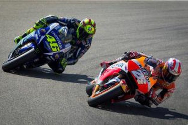 Pebalap Repsol Honda asal Spanyol, Dani Pedrosa (kanan), bersaing dengan pebalap Movistar Yamaha asal Italia, Valentino Rossi, pada balapan GP Aragon di Sirkuit MotorLand, Minggu (27/9/2015).