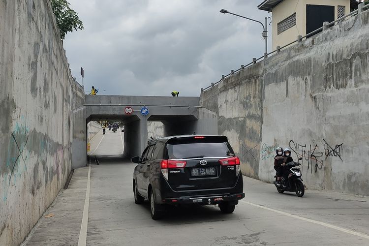 Underpass Jalan Kemiri III beroperasi penuh setelah penutupan perlintasan sebidang jalur kereta api dengan jalan raya yang berada di Jogoyudan, Kalurahan Wates, Kapanewon Wates, Kabupaten Kulon Progo, Daerah Istimewa Yogyakarta. Perlintasan sebidang resmi ditutup mulai pukul 10.00 WIB.