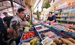 Blusukan ke Pasar Cihapit, Gibran Borong Dagangan Penjual