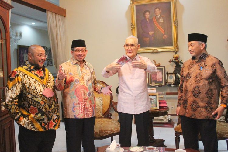 Suasana pertemuan antara Ketua Majelis Syuro Partai Keadilan Sejahtera Salim Segaf Al Jufri dan Wakil Presiden keenam Try Sutrisno di kediaman Try, Jakarta, Senin (13/12/2021).