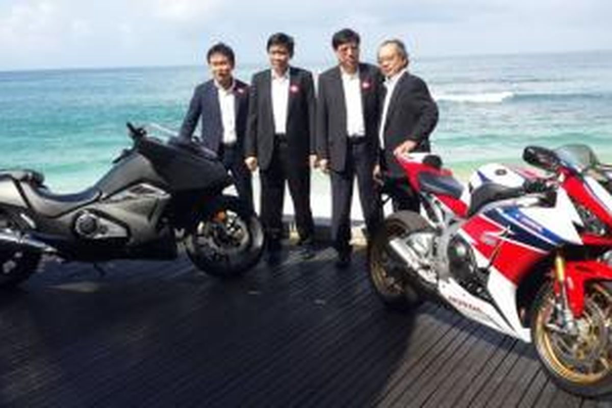 Direksi AHM berpose dengan big bike Honda