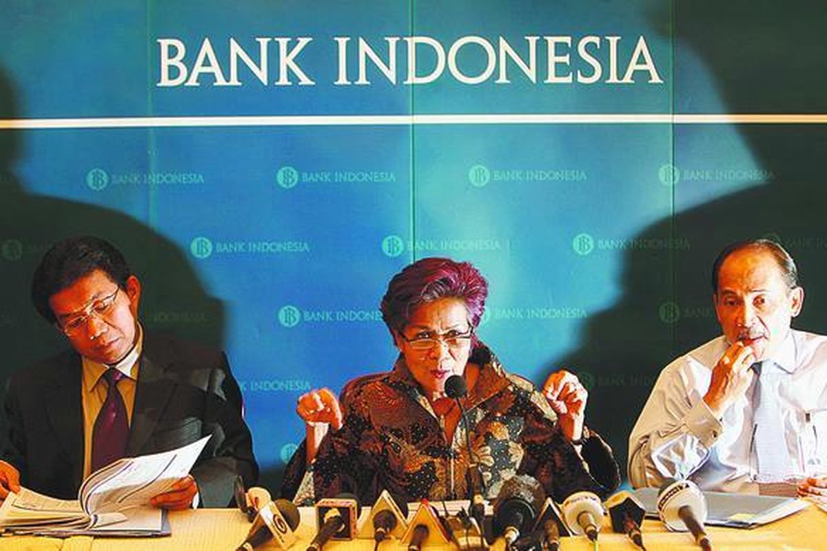Deputi Gubernur Senior Bank Indonesia Miranda Goeltom (tengah), bersama Deputi Gubernur BI Muliaman D Hadad (kiri) dan Deputi Gubernur BI Budi Mulya, memberikan keterangan pers mengenai kondisi terkini perekonomian dan latar belakang kenaikan BI Rate di Gedung Bank Indonesia, Jakarta, Rabu (8/10).
