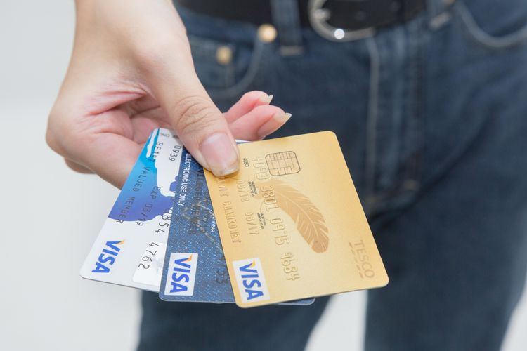 Ilustrasi pembayaran digital dengan kartu kredit Visa.