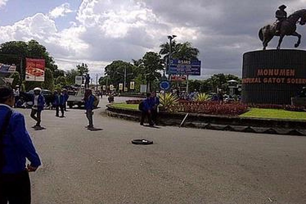 Mahasiswa Universitas Muhammadiyah Purwokerto akhirnya memblokir bundaran Monumen Jenderal Gatot Soebroto yang merupakan akses keluar masuk kota itu dari arah Yogykarta, Rabu (28/3/2012).