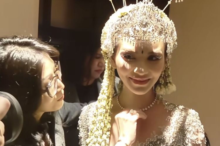 Pernikahan Al Ghazali dan Alyssa Daguise digelar pada Senin (16/6/2024) di Jakarta. Selain busana, perhiasan Alyssa pun mecuri perhatian. 