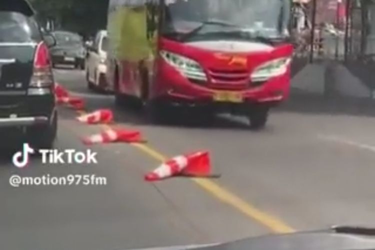 Viral pembatas jalan di Kota Semarang, Jawa Tengah disebut meleyot karena kepanasan 