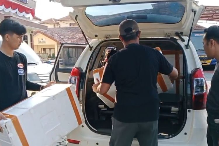 Petugas Polairud Polda Jabar menunjukan sejumlah box styrofoam berisi Benih Bening Lobster di Mapolairud Kota Cirebon pada Kamis (3/7/2025) petang.