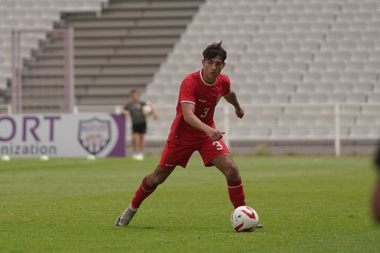 Aksi Tim Geypens saat membela timnas kelompok umur Indonesia. Terkini, Geypens telah diperbolehkan kembali merumput usai polemik paspor di Liga Belanda.