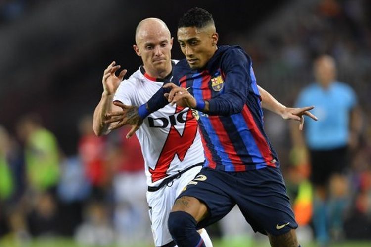 Aksi Raphinha dalam laga Barcelona vs Rayo Vallecano pada pekan pertama Liga Spanyol 2022-2023, Minggu (14/8/2022). (Photo by Pau BARRENA / AFP)