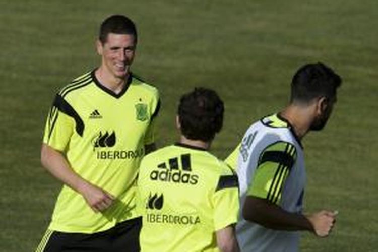 Penyerang Chelsea, Fernando Torres (kiri), mengikuti sesi latihan tim nasional Spanyol, di Las Rozas, Spanyol, pada 26 Mei 2014.