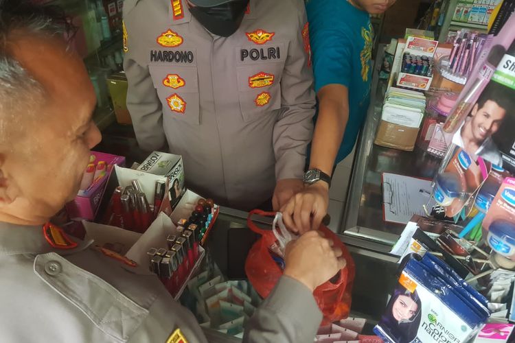 Satuan Polisi Pamong Praja (Satpol PP) Kota Tangerang melakukan operasi atu razia toko penjual obat keras daftar golongan G dan bahan berbahaya lainnya pada Jum'at (31/3/2023) pukul 09.00 sampai 14.30 WIB. Razia dilakukan bersama Sat Resnarkoba Polres Metro Tangerang Kota, Polda Metro Jaya bersama dengan Badan Pengawasan Obat dan Minuman (BPOM) Provinsi Banten, Dinas Kesehatan (Dinkes).