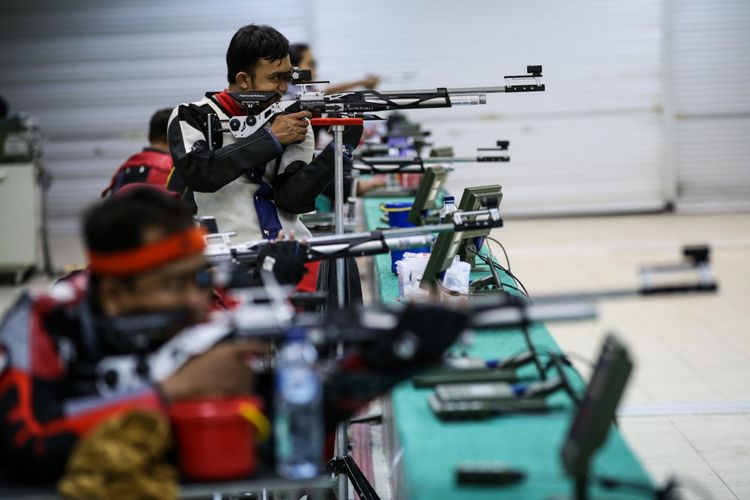 Para atlet menembak berlatih di Lapangan Tembak, Senayan, Jakarta Pusat, Jumat (28/9/2018). Sebanyak 11 atlet cabang menembak yang akan tampil di Asian Para Games Jakarta 2018, pada 6-13 Oktober, mulai menjalani pemusatan latihan nasional di Jakarta setelah sebelumnya berlatih di Solo, Jawa Tengah.