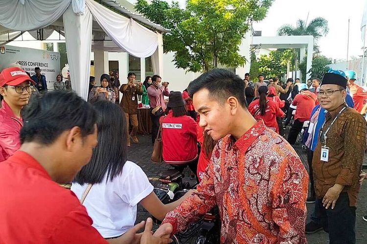 Wali Kota Solo, Gibran Rakabuming Raka, mengkawal sejumlah pendaftaran bakal calon anggota legislatif (bacaleg) di Kantor Komisi Pemilihan Umum (KPU).
